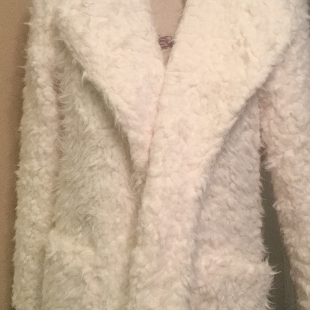 🎉HOST PICK🎉CLEARANCE IVORY SHAGGY FAUX FUR COAT - Picture 5 of 7